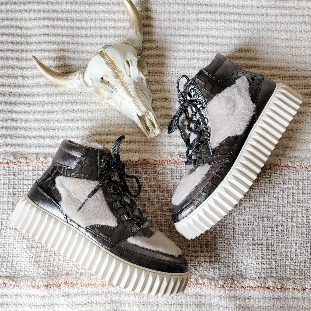 Voile Blanche Textured Black and Cream Sneakers